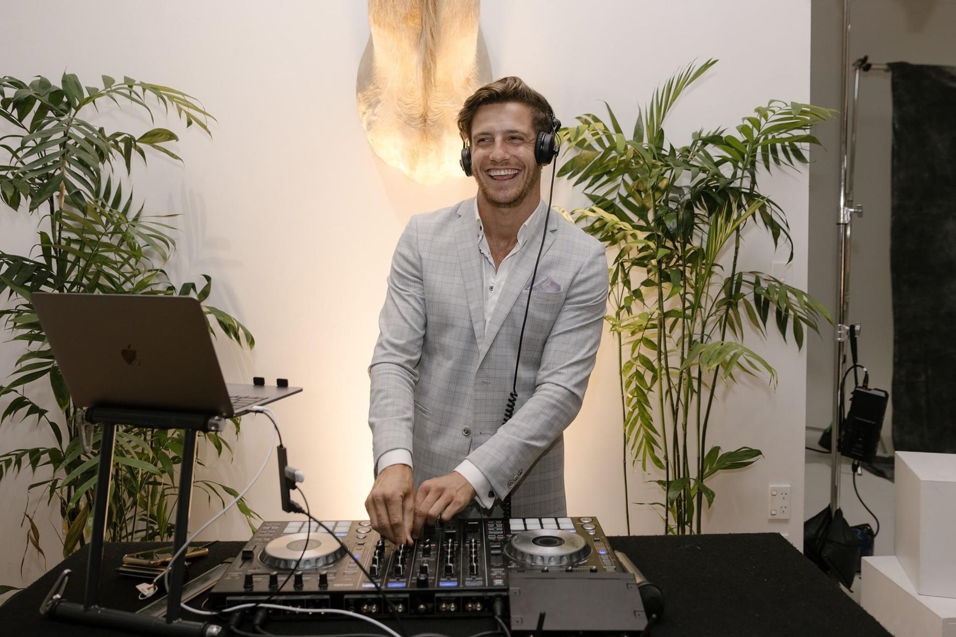 Wedding dj auckland new zealand event dj mixing tracks